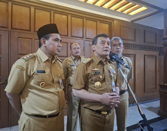Gubernur Jawa Tengah Ahmad Luthfi menjawab pertanyaan dari wartawan usai pertemuan dengan bupati/wali kota di di Kantor Gubernur Jawa Tengah, Senin (26/5/2025). (Rizky Syahrul | Mantranews.id)
