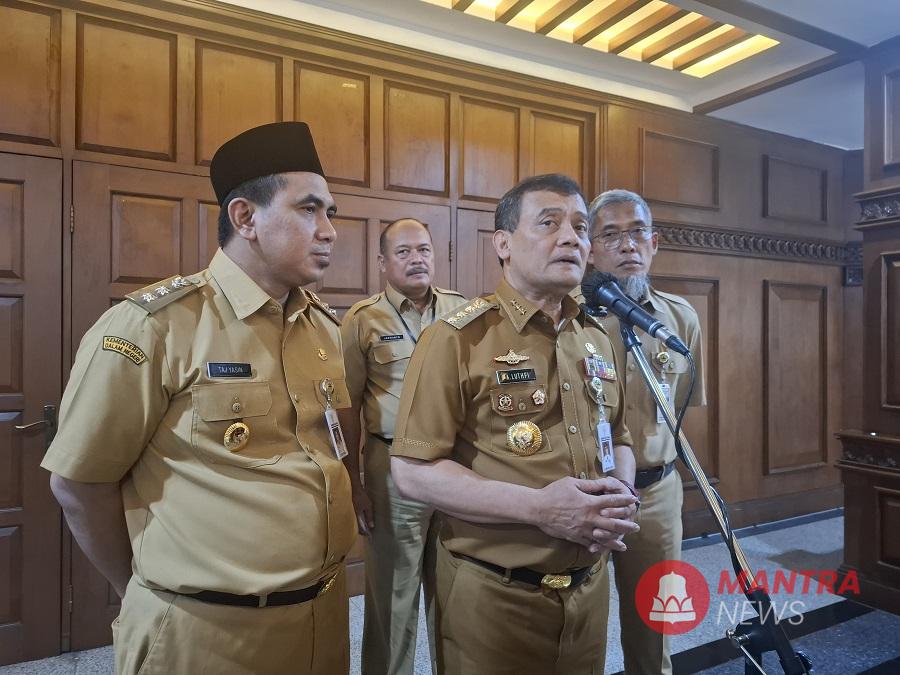 Gubernur Jawa Tengah Ahmad Luthfi menjawab pertanyaan dari wartawan usai pertemuan dengan bupati/wali kota di di Kantor Gubernur Jawa Tengah, Senin (26/5/2025). (Rizky Syahrul | Mantranews.id)