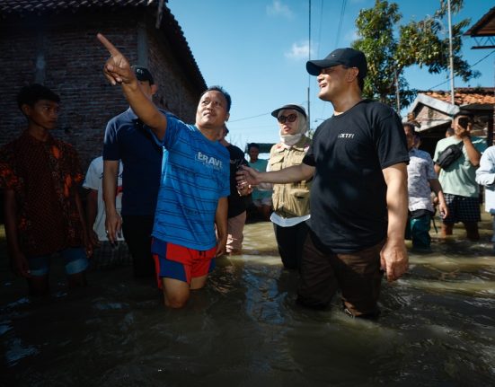 Gubernur Jateng Ahmad Luthfi (kanan, kaos hitam) didampingi Bupati Demak Eisti’anah (dua dari kanan) meninjau rob di Kecamatan Sayung, Kabupaten Demak, Jawa Tengah pada Minggu sore (25/5/2025). (M. Burhan A | Mantranews.id)