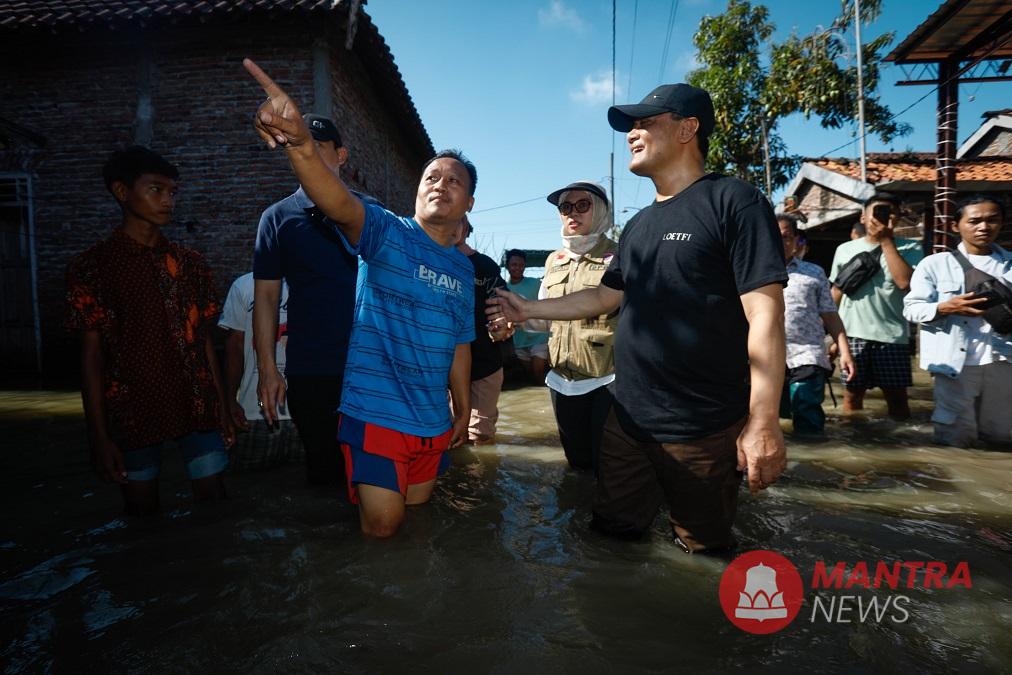 Gubernur Jateng Ahmad Luthfi (kanan, kaos hitam) didampingi Bupati Demak Eisti’anah (dua dari kanan) meninjau rob di Kecamatan Sayung, Kabupaten Demak, Jawa Tengah pada Minggu sore (25/5/2025). (M. Burhan A | Mantranews.id)