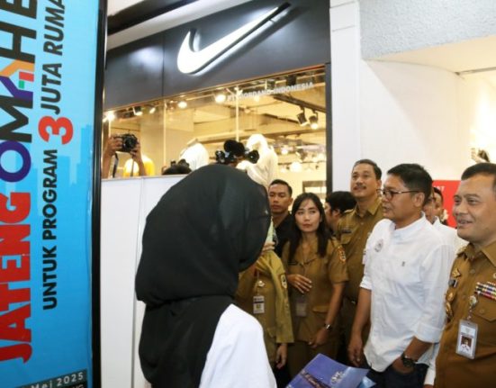 Gubernur Jateng Ahmad Luthfi (kanan) saat mengunjungi salah satu stand dalam acara acara Jateng Omah Expo ke-3 di Semarang, Senin (19/5/2025). (Dok. Pemprov Jateng | Mantranews.id)