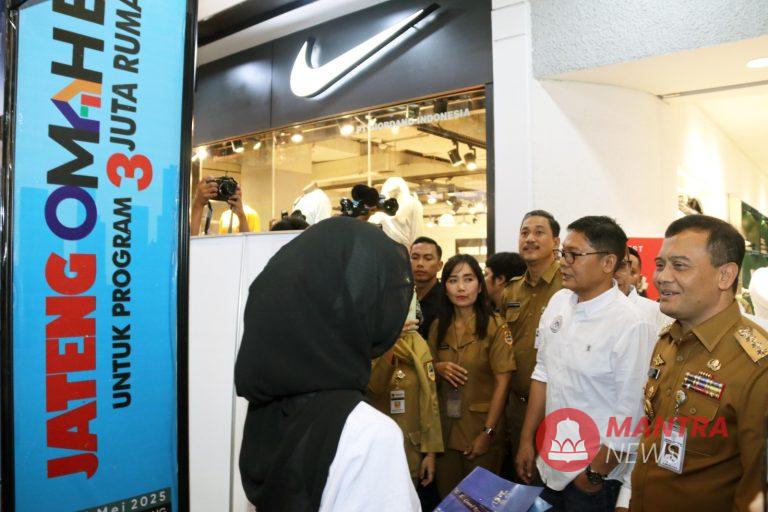 Gubernur Jateng Ahmad Luthfi (kanan) saat mengunjungi salah satu stand dalam acara acara Jateng Omah Expo ke-3 di Semarang, Senin (19/5/2025). (Dok. Pemprov Jateng | Mantranews.id)