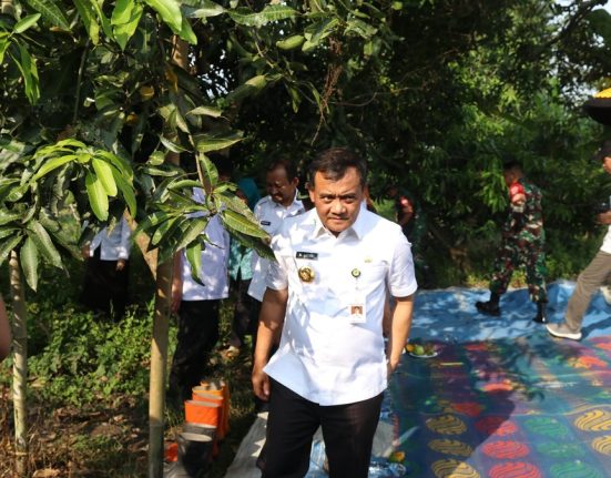 Gubernur Jateng Ahmad Luthfi saat meninjau TPST di Desa Penggarit, Kecamatan Taman, Kabupaten Pemalang, Jawa Tengah, Rabu (28/5/2025). (Dok. Pemprov Jateng | Mantranews.id)