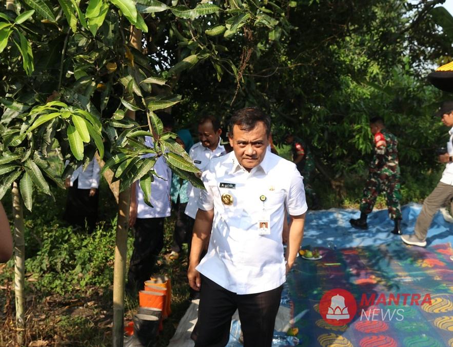 Gubernur Jateng Ahmad Luthfi saat meninjau TPST di Desa Penggarit, Kecamatan Taman, Kabupaten Pemalang, Jawa Tengah, Rabu (28/5/2025). (Dok. Pemprov Jateng | Mantranews.id)
