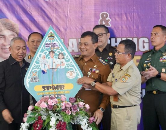 Gubernur Jateng Ahmad Luthfi (depan, dua dari kanan) membuka SPBM tahun ajaran 2025/2026, Senin (19/5/2025).  (Dok. Pemprov Jateng | Mantranews.id)