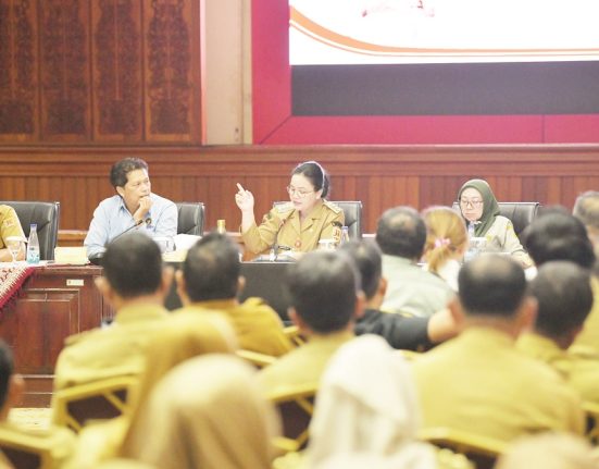 Wali Kota Semarang Agustina Wilujeng Pramestuti saat Rapat Percepatan Pembentukan Koperasi Kelurahan Merah Putih Kota Semarang yang digelar di Ruang Lokakrida, Komplek Balai Kota Semarang, Jateng, Senin (26/5/2025). (Syahril Muadz | Mantranews.id)