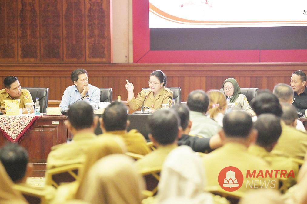 Wali Kota Semarang Agustina Wilujeng Pramestuti saat Rapat Percepatan Pembentukan Koperasi Kelurahan Merah Putih Kota Semarang yang digelar di Ruang Lokakrida, Komplek Balai Kota Semarang, Jateng, Senin (26/5/2025). (Syahril Muadz | Mantranews.id)