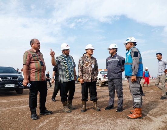 Gubernur Jawa Tengah Ahmad Luthfi saat meninjau progres pembangunan kolam retensi Terboyo dan Sriwulan di Kota Semarang, Selasa (27/5/2025). (Rizky Syahrul | Mantranews.id)