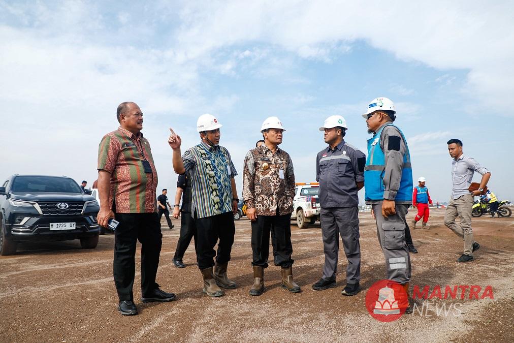 Gubernur Jawa Tengah Ahmad Luthfi saat meninjau progres pembangunan kolam retensi Terboyo dan Sriwulan di Kota Semarang, Selasa (27/5/2025). (Rizky Syahrul | Mantranews.id)