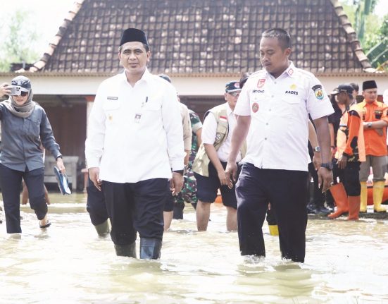 Wakil Gubernur Jawa Tengah Taj Yasin Maimoen saat turun ke area banjir di Desa Tanggirejo, Kecamatan Tegowanu, Kabupaten Grobogan, Rabu (21/5/2025). (Ahmad Abror | Mantranews.id)
