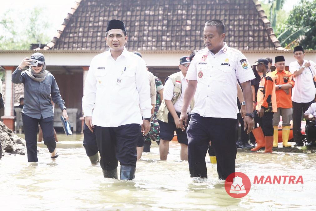 Wakil Gubernur Jawa Tengah Taj Yasin Maimoen saat turun ke area banjir di Desa Tanggirejo, Kecamatan Tegowanu, Kabupaten Grobogan, Rabu (21/5/2025). (Ahmad Abror | Mantranews.id)