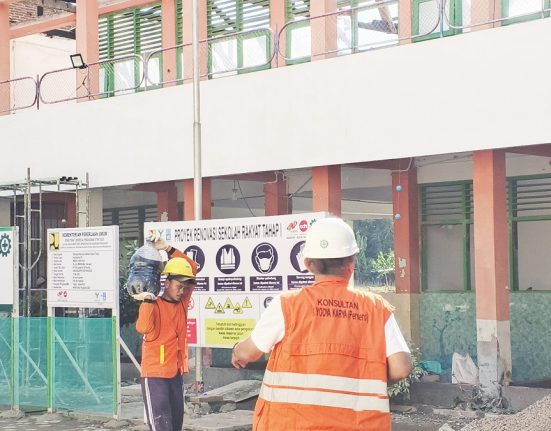 Para pekerja sedang mengebut pembangunan sekolah rakyat yang ada di Cepu, Blora. (Eko Wicaksono | Mantranews.id)