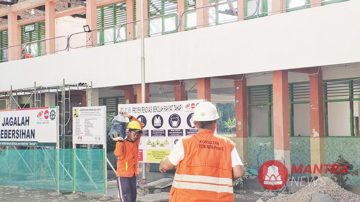 Para pekerja sedang mengebut pembangunan sekolah rakyat yang ada di Cepu, Blora. (Eko Wicaksono | Mantranews.id)