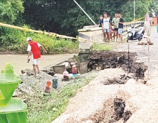 Talud jembatan penghubung Desa Sumber dengan Desa Mendenrejo di Kabupaten Blora ambrol, Selasa (20/5/2025). (Hanafi | Mantranews.id)