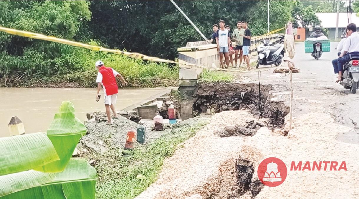 Talud jembatan penghubung Desa Sumber dengan Desa Mendenrejo di Kabupaten Blora ambrol, Selasa (20/5/2025). (Hanafi | Mantranews.id)