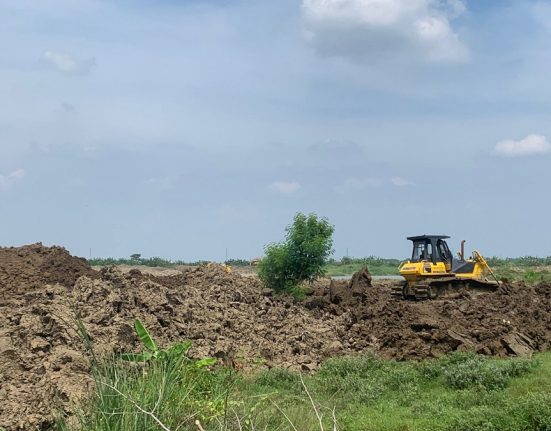 Nampak pengerjaan normalisasi Sungai Wulan di Kabupaten Demak. (M. Burhanudin Aslam | Mantranews.id)