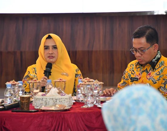 Bupati Pekalongan Fadia Arafiq bersama Wakil Bupati Pekalongan Sukirman saat menghadiri rapat koordinasi di Aula Setda Kabupaten Pekalongan, Rabu (30/4/2025). (Fahri Akbar | Mantranews.id)