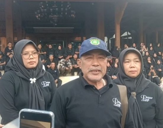 Sejumlah pedagang memberikan keterangan terkait rencana penataan jalan Jenderal Sudirman Salatiga. (Angga Rosa | Mantranews.id)