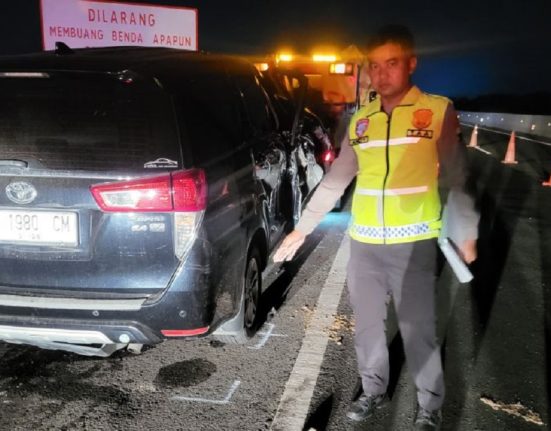Petugas melakukan olah-TKP kecelakaan mobil yang ditumpangi anggota DPR Alamudin Dimyati Rois di KM 315 ruas tol Pemalang-Batang di Petarukan, Kabupaten Pemalang, Jumat dini hari (2/5/2025). (Anta | Mantranews.id)