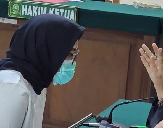 Terdakwa kasus PPDS Undip Semarang, Zara Yupita Azra, berkonsultasi dengan penasihat hukumnya dalam sidang di PN Semarang, Senin (26/5/2025). (Anta | Mantranews.id)
