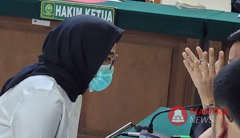 Terdakwa kasus PPDS Undip Semarang, Zara Yupita Azra, berkonsultasi dengan penasihat hukumnya dalam sidang di PN Semarang, Senin (26/5/2025). (Anta | Mantranews.id)