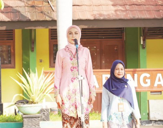 Bupati Kendal Dyah Kartika Permansari menjadi inspektur upacara peringatan Hardiknas 2025 di SMAN 1 Kendal, Kabupaten Kendal, Jawa Tengah, Jumat (2/5/2025). (Dok. Pemkab Kendal | Mantranews.id)