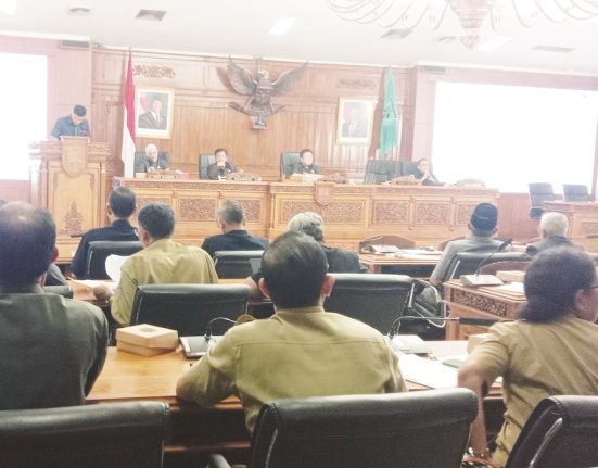 Sejumlah anggota DPRD Kota Salatiga mengikuti rapat paripurna dalam rangka mendengarkan penjelasan Wali Kota atas pertanyaan yang diajukan DPRD dalam hak interpelasi, Senin (19/5/2025). (Angga Rosa | Mantranews.id)
