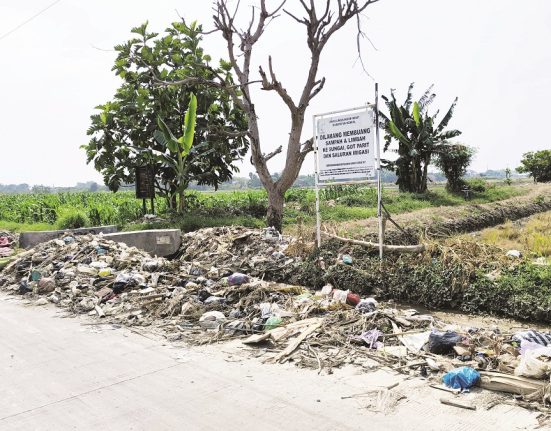 Nampak tumpukan sampah berserakan di pinggir jalan perbatasan Desa Bulugede dan Tambakrejo, Kecamatan Patebon, Kabupaten Kendal. (Arvian Maulana | Mantranews.id)
