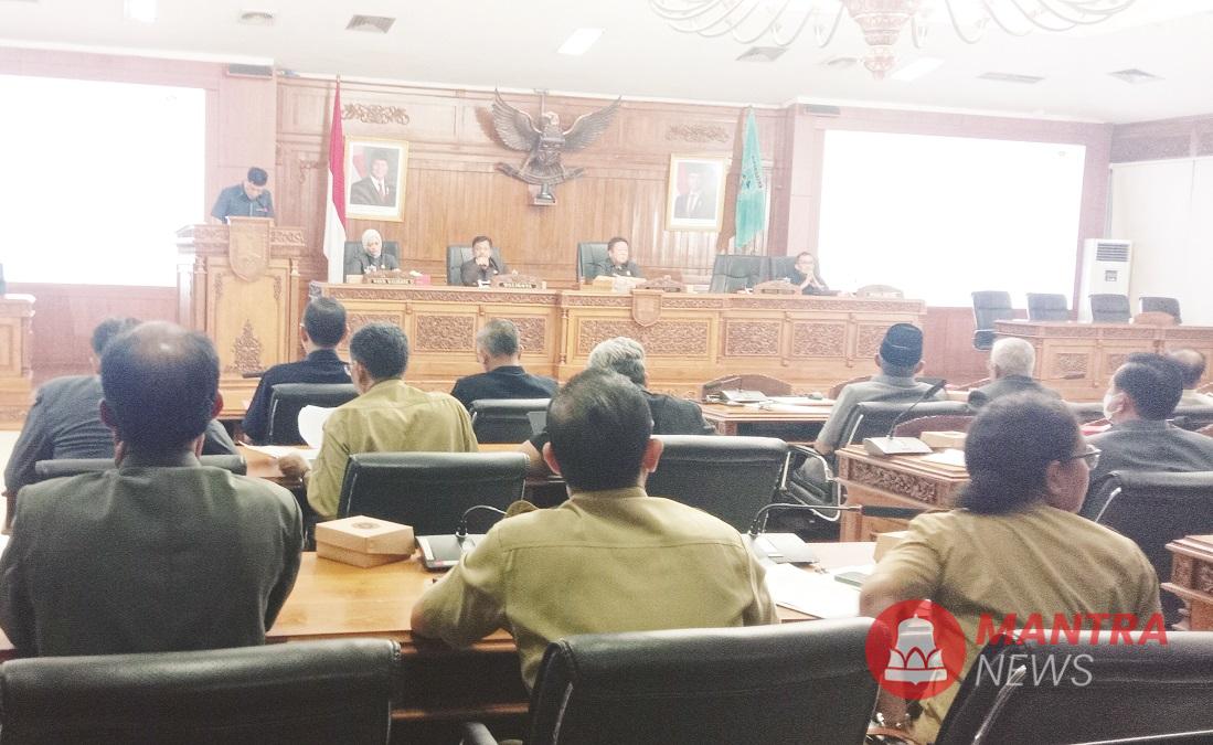 Sejumlah anggota DPRD Kota Salatiga mengikuti rapat paripurna dalam rangka mendengarkan penjelasan Wali Kota atas pertanyaan yang diajukan DPRD dalam hak interpelasi, Senin (19/5/2025). (Angga Rosa | Mantranews.id)
