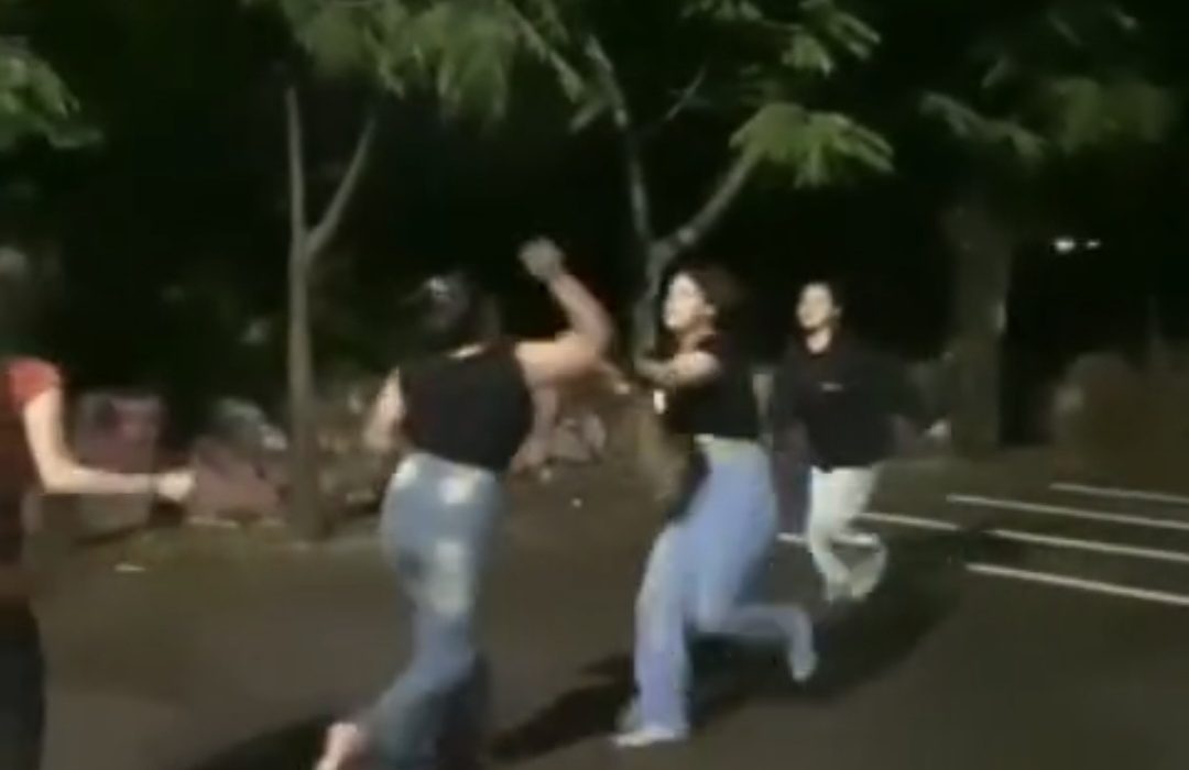 Tangkapan layar aksi perkelahian sejumlah remaja perempuan di Kota Semarang. (Syahril Muadz | Mantranews.id)