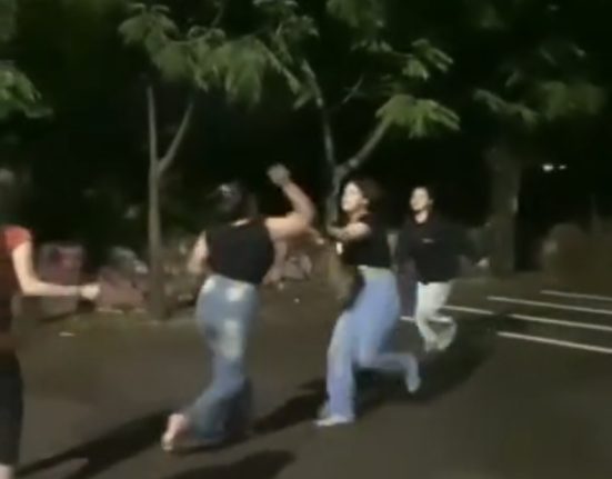 Tangkapan layar aksi perkelahian sejumlah remaja perempuan di Kota Semarang. (Syahril Muadz | Mantranews.id)