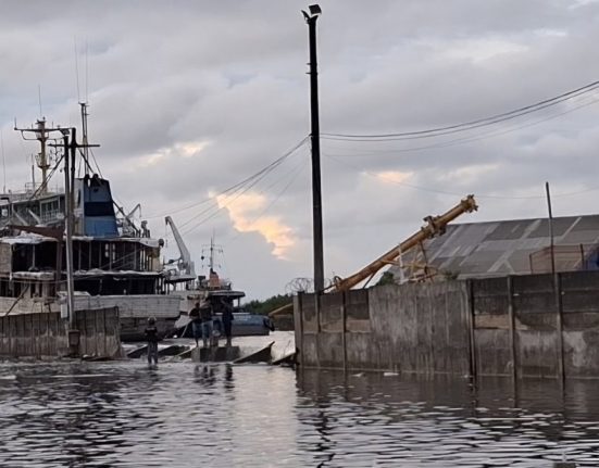 Tampak jebolan pagar panel di Pelabuhan Tanjung Emas Semarang, Jumat (23/5/2025). (Syahril Muadz | Mantranews.id)