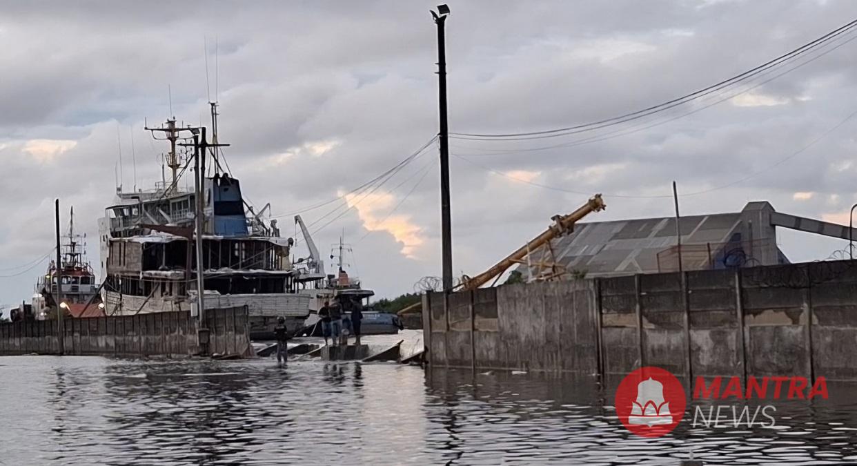 Tampak jebolan pagar panel di Pelabuhan Tanjung Emas Semarang, Jumat (23/5/2025). (Syahril Muadz | Mantranews.id)