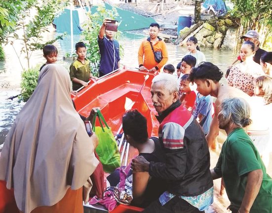 Sejumlah tim TRC dan relawan mengevakuasi warga Desa Sukorejo, Kecamatan Tegowanu, Kabupaten Grobogan yang terdampak banjir, Minggu (18/5/2025). (Dok. BPBD Grobogan | Mantranews.id)