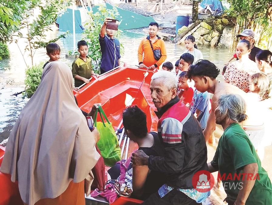 Sejumlah tim TRC dan relawan mengevakuasi warga Desa Sukorejo, Kecamatan Tegowanu, Kabupaten Grobogan yang terdampak banjir, Minggu (18/5/2025). (Dok. BPBD Grobogan | Mantranews.id)