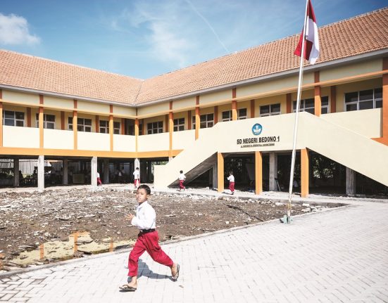 Sejumlah siswa SDN 1 Bedono, Kecamatan Sayung, Demak berlarian di sekitar bangunan sekolah yang baru. (Anta | Mantranews.id)