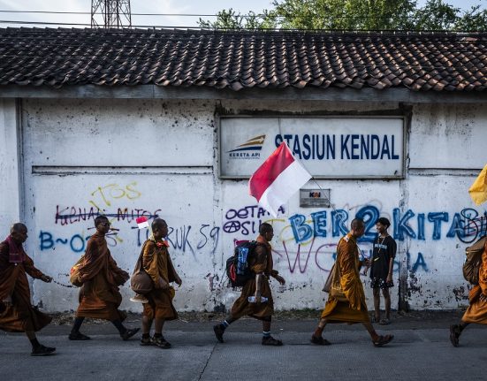 Sejumlah bhante tiba di wilayah Kecamatan Weleri, Kabupaten Kendal, Senin (5/5/2025). Mereka melakukan ritual thudong. (Anta | Mantranews.id)