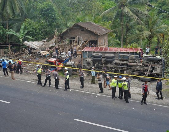Truk bermuatan pasir yang terlibat kecelakaan di Jalan Raya Purworejo-Magelang, Desa Kalijambe, Kecamatan Bener, Kabupaten Purworejo, Rabu (7/5/2025). (Anta | Mantranews.id)