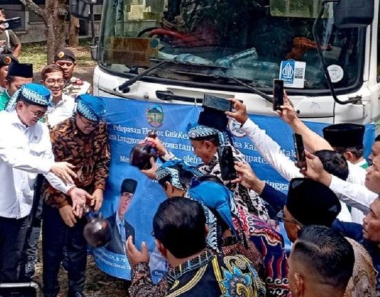 Mendag Budi Santoso (kiri) bersama Mendes PDT Yandri Susanto (kanan) melempar kendi berisi air ke depan truk untuk menandai pelepasan ekspor gula semut dari Desa Langgongsari, Kecamatan Cilongok, Kabupaten Banyumas, Jawa Tengah, ke Hungaria, Kamis (1/5/2025). (Anta | Mantranews.id)