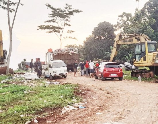 Kondisi TPA Darupono Kendal yang aktivitasnya terhambat lantaran alat beratnya rusak. (Arvian Maulana | Mantranews.id)