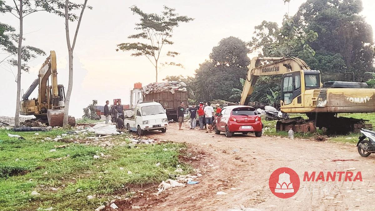 Kondisi TPA Darupono Kendal yang aktivitasnya terhambat lantaran alat beratnya rusak. (Arvian Maulana | Mantranews.id)