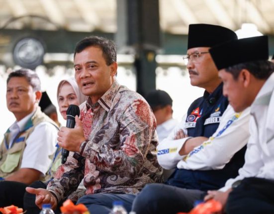 Gubernur Jateng Ahmad Luthfi mendampingi Menteri Sosial Syaifullah Yusuf berkunjung ke Wonosobo, Minggu (1/6/2025). (Anta | Mantranews.id)
