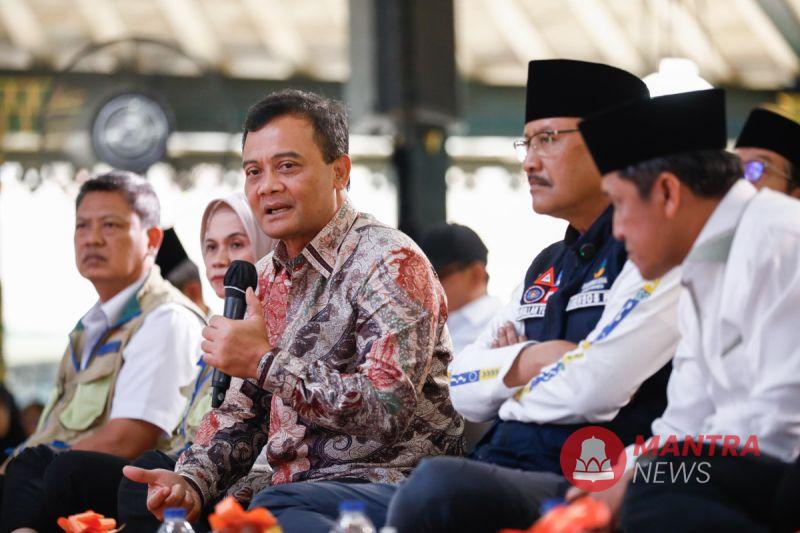 Gubernur Jateng Ahmad Luthfi mendampingi Menteri Sosial Syaifullah Yusuf berkunjung ke Wonosobo, Minggu (1/6/2025). (Anta | Mantranews.id)