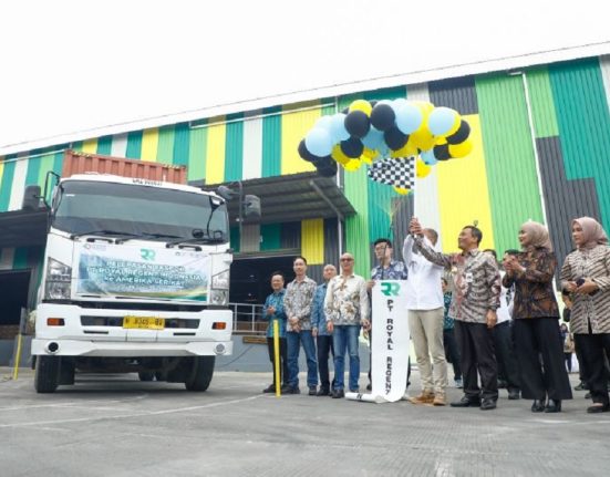 Gubernur Jawa Tengah Ahmad Luthfi dan Menteri Perindustrian Agus Gumiwang Kartasasmita didampingi Bupati Kendal Dyah Kartika Permanasari secara simbolis melepas ekspor mainan anak di Kabupaten Kendal, Kamis (19/6/2025). (Lingkar Media Group Network)
