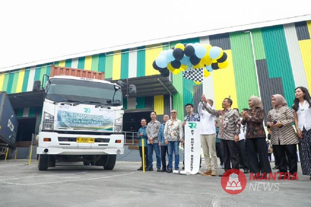 Gubernur Jawa Tengah Ahmad Luthfi dan Menteri Perindustrian Agus Gumiwang Kartasasmita didampingi Bupati Kendal Dyah Kartika Permanasari secara simbolis melepas ekspor mainan anak di Kabupaten Kendal, Kamis (19/6/2025). (Lingkar Media Group Network)