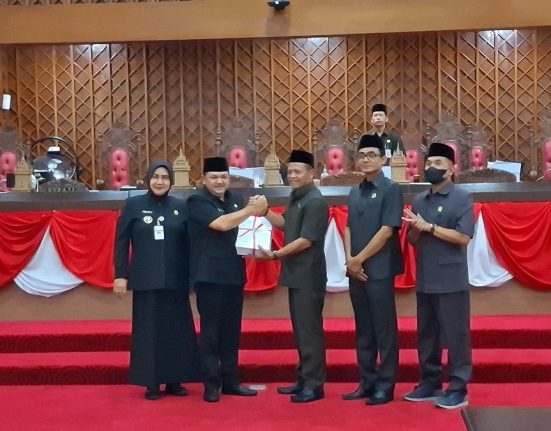 Bupati Semarang Ngesti Nugraha bersama Wakil Bupati Semarang Nur Arifah menerima dokumen Rancangan Perubahan KUA dan PPAS tahun 2025. (Hesty Imanair | Mantranews.id)