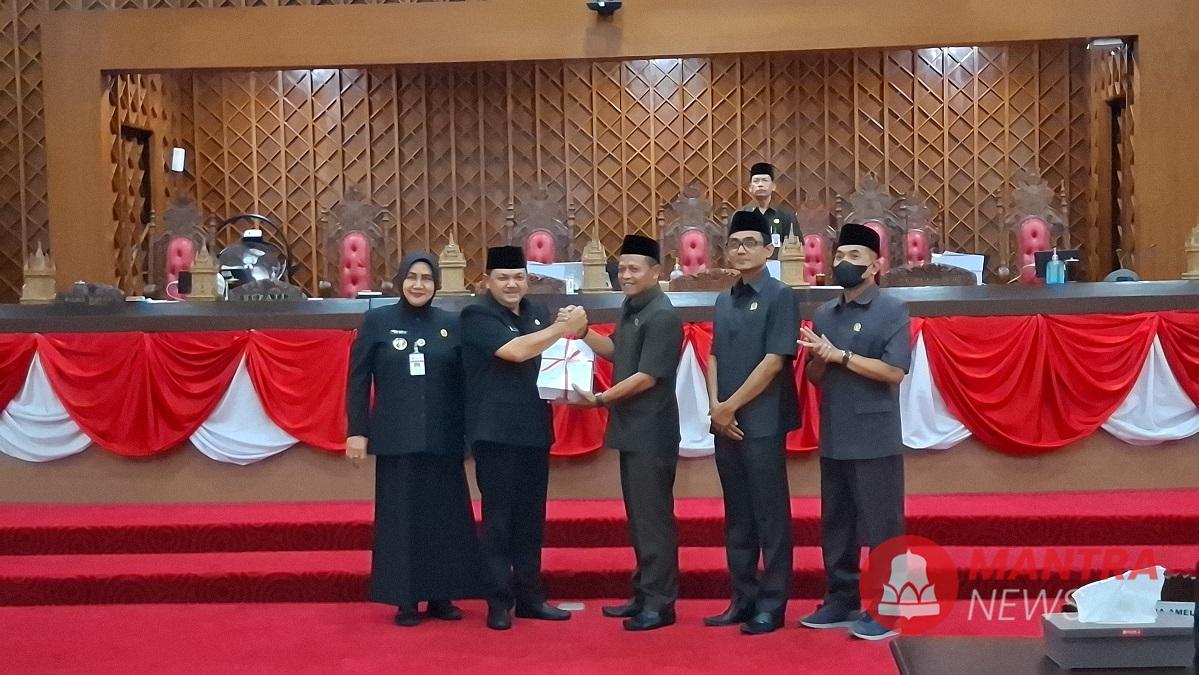 Bupati Semarang Ngesti Nugraha bersama Wakil Bupati Semarang Nur Arifah menerima dokumen Rancangan Perubahan KUA dan PPAS tahun 2025. (Hesty Imanair | Mantranews.id)