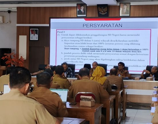 Dinas Pendidikan Kabupaten Blora saat menggelar rapatterkait wacana regrouping SD negeri di Kabupaten Blora di Kantor Dinas Pendidikan setempat, Senin (16/6/2025). (Lingkar Media Group Network)