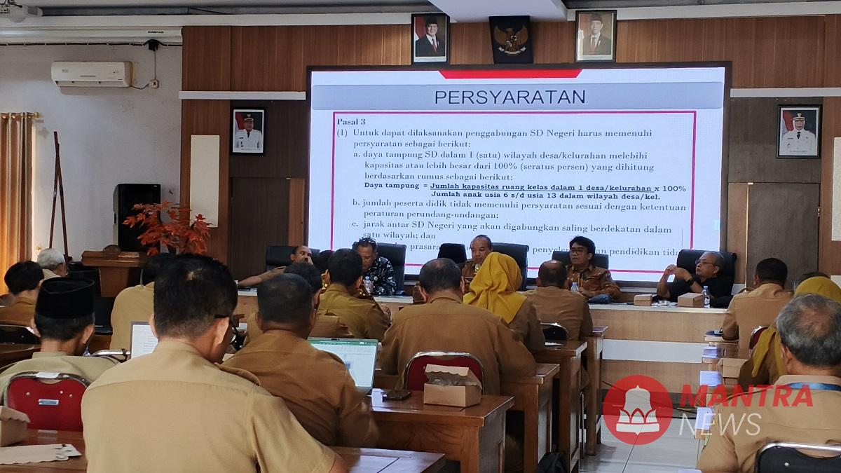 Dinas Pendidikan Kabupaten Blora saat menggelar rapatterkait wacana regrouping SD negeri di Kabupaten Blora di Kantor Dinas Pendidikan setempat, Senin (16/6/2025). (Lingkar Media Group Network)
