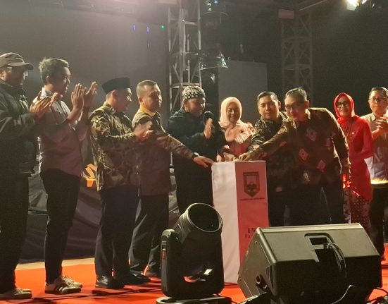 Bupati Semarang Ngesti Nugraha bersama pejabat terkait menekan tombol pertanda peluncuran sistem pembayaran cashless  di seluruh destinasi wisata Bumi Serasi, Sabtu malam (21/6/2025). (Lingkar Media Group Network)